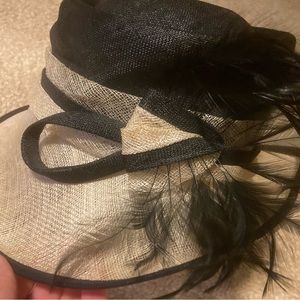 🍂Women’s Two-tone Black and Cream Feather Cloche Hat